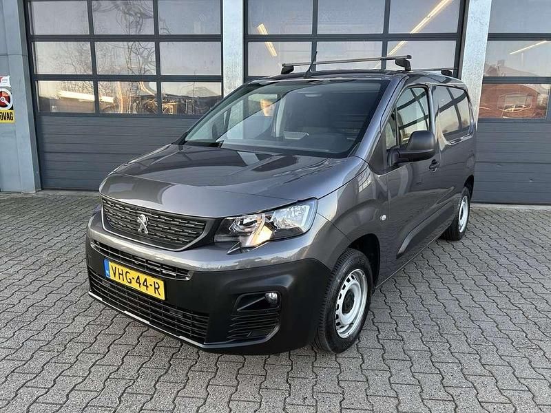Grijs Gebruikt 2020 Peugeot Partner Premium Van | € 10.835 (Goede deal) - Afbeelding 1/4
