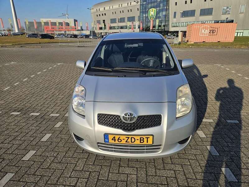 Zilver Gebruikt 2006 Toyota Yaris Verso Terra MPV | € 3.200 (Eerlijke prijs) - Afbeelding 1/4