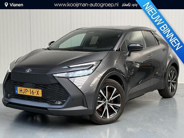 Ash grey metallic (grijs metallic) Occasion 2025 Toyota C-HR SUV | € 34.950 (Super prijs) - Afbeelding 1/4