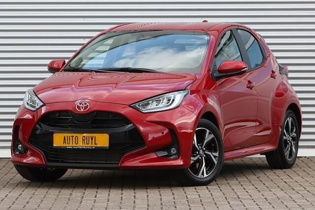 Rood Gebruikt 2024 Toyota Yaris Comfort Hatchback | € 25.985 (Eerlijke prijs) - Afbeelding 1/4