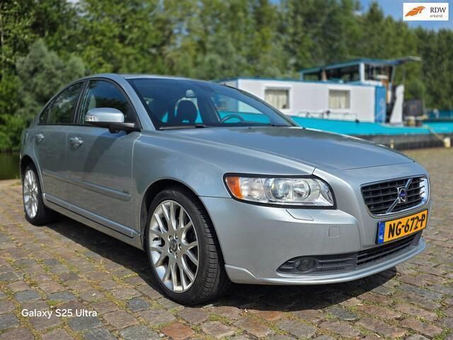 Grijs Gebruikt 2007 Volvo S40 Momentum Sedan | € 4.499 (Eerlijke prijs) - Afbeelding 1/4