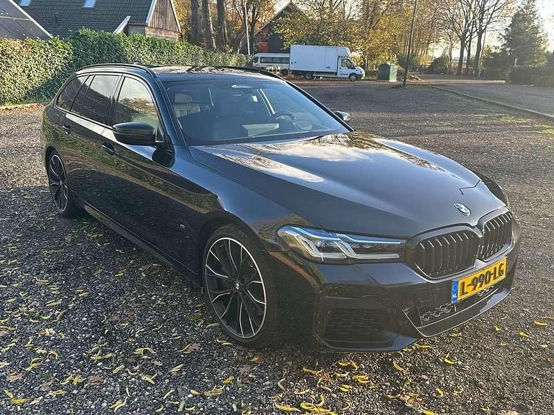Zwart Gebruikt 2020 BMW 540 Stationwagen | € 46.750 (Iets duurder) - Afbeelding 1/4