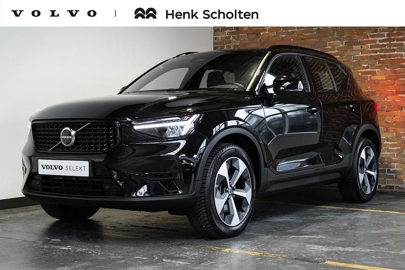 Zwart Gebruikt 2025 Volvo XC40 Plus SUV | € 43.950 (Eerlijke prijs) - Afbeelding 1/4