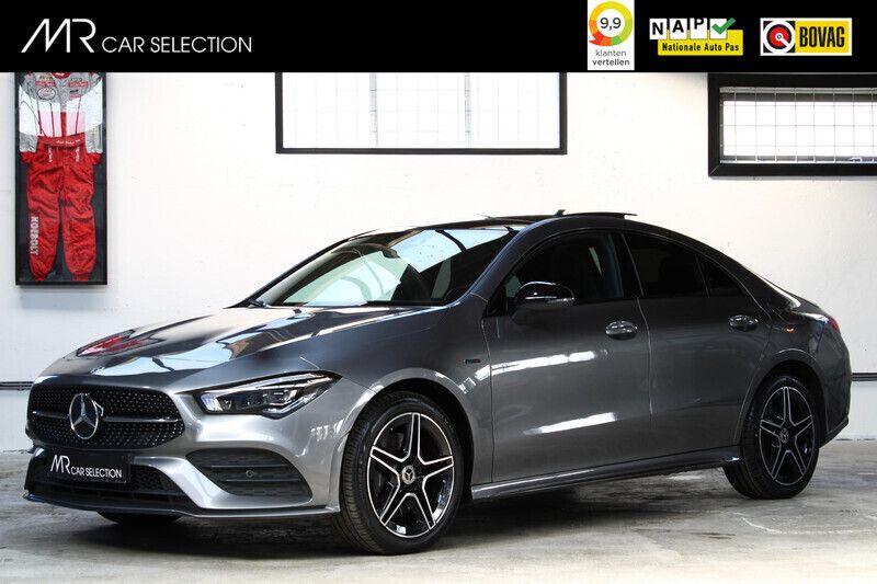 Grijs Gebruikt 2021 Mercedes CLA250e AMG line Sedan | € 33.695 (Eerlijke prijs) - Afbeelding 1/3
