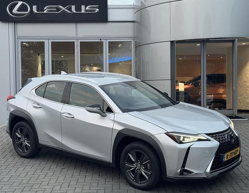 Grijs Gebruikt 2019 Lexus UX 250h SUV | € 20.900 (Eerlijke prijs) - Afbeelding 1/4