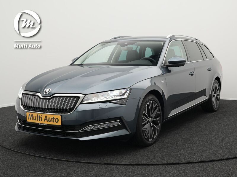 Grijs, metallic lak Gebruikt 2021 Skoda Superb LAURIN & KLEMENT Stationwagen | € 28.940 (Eerlijke prijs) - Afbeelding 1/4
