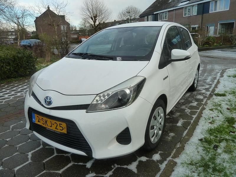 Wit (metallic) Occasion 2013 Toyota Yaris Hybrid Hatchback | € 7.750 (Eerlijke prijs) - Afbeelding 1/4