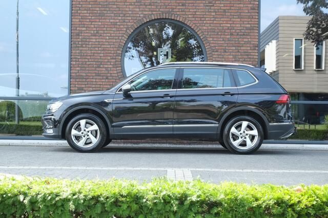 Zwart Gebruikt 2019 VW Tiguan Allspace Highline SUV | € 42.995 - Afbeelding 1/4