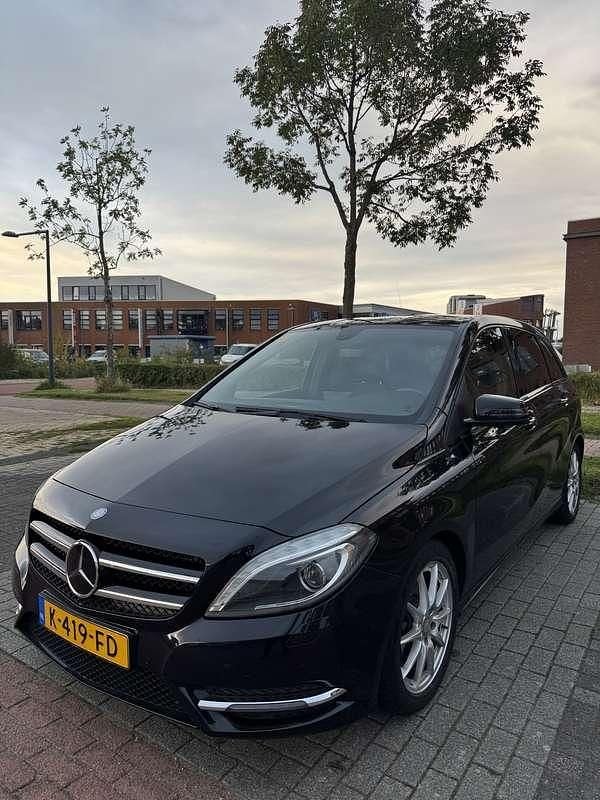 Zwart Gebruikt 2014 Mercedes B220 Prestige MPV | € 10.999 (Eerlijke prijs) - Afbeelding 1/4