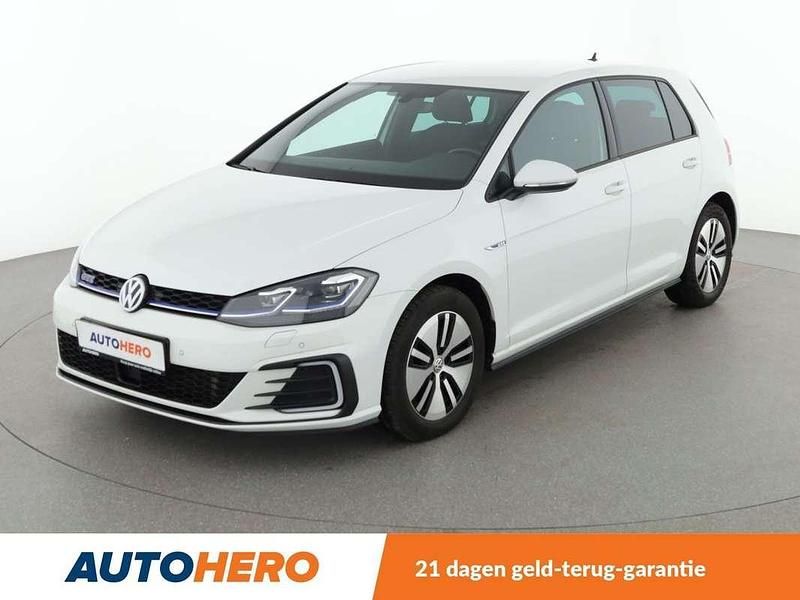 Wit Occasion 2020 VW Golf VIII GTE Hatchback | € 20.149 (Super prijs) - Afbeelding 1/3