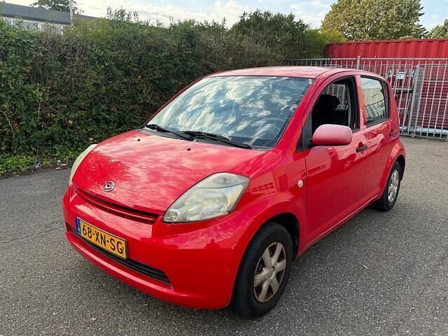 Rood Gebruikt 2007 Daihatsu Sirion Hatchback | € 1.495 (Eerlijke prijs) - Afbeelding 1/4