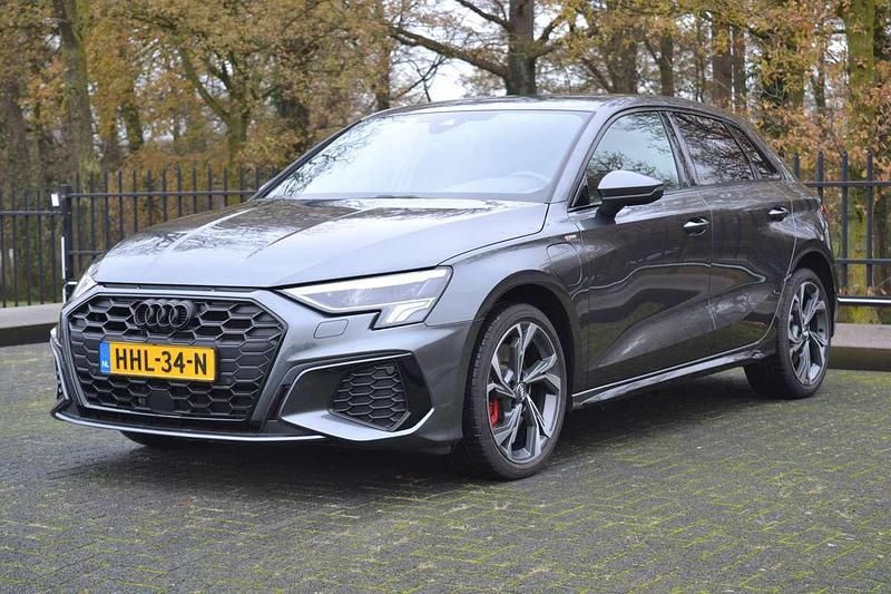 Grijs Gebruikt 2024 Audi A3 Sportback e-tron Advanced Hatchback | € 37.450 (Iets duurder) - Afbeelding 1/4