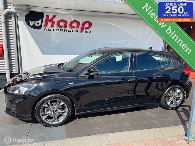 Zwart, metallic lak Occasion 2020 Ford Focus ST-Line Hatchback | € 13.999 (Goede deal) - Afbeelding 1/4