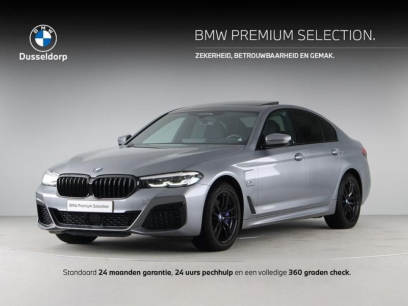 Grijs Occasion 2023 BMW 530e M Sport Sedan | € 42.900 (Eerlijke prijs) - Afbeelding 1/4