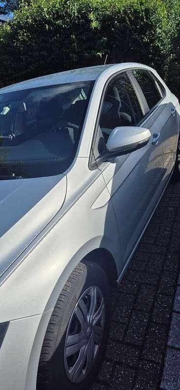 Grijs Gebruikt 2020 VW Polo Comfortline Hatchback | € 10.750 (Goede deal) - Afbeelding 1/4