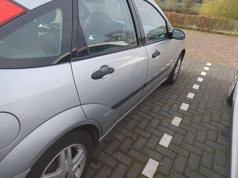 Zilver Gebruikt 2004 Ford Focus Futura Hatchback | € 1.000 (Eerlijke prijs) - Afbeelding 1/4