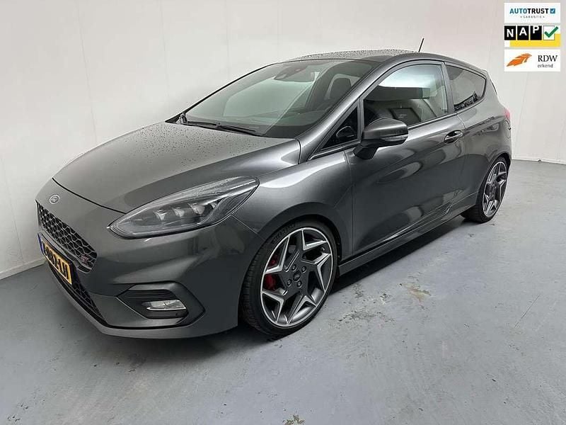 Grijs Gebruikt 2019 Ford Fiesta ST Hatchback | € 15.900 (Goede deal) - Afbeelding 1/4