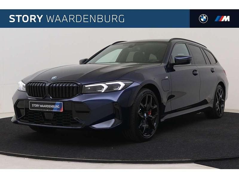 Blauw Nieuw 2025 BMW 330e Executive Stationwagen | € 74.839 (Goede deal) - Afbeelding 1/4