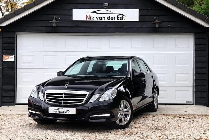 Zwart Gebruikt 2011 Mercedes E200 Avantgarde Sedan | € 14.950 (Eerlijke prijs) - Afbeelding 1/4