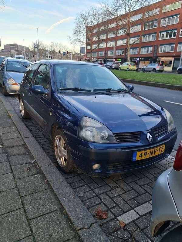 Blauw Occasion 2004 Renault Clio II Hatchback | € 800 (Super prijs) - Afbeelding 1/4