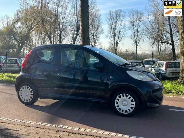 Occasion Peugeot 107 68 PK (50 kW) 2005 Zwart, metallic lak Hatchback