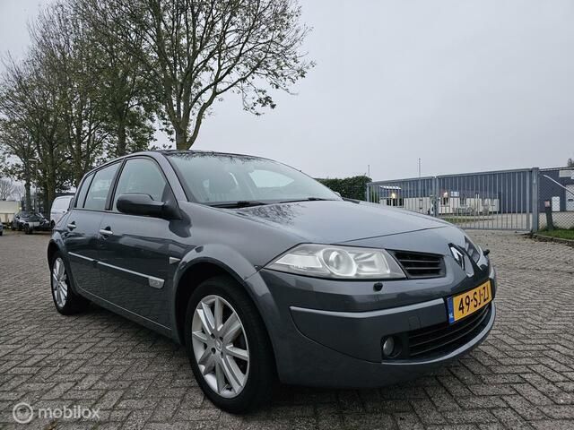 Grijs Gebruikt 2006 Renault Mégane II Hatchback | € 1.499 (Eerlijke prijs) - Afbeelding 1/4