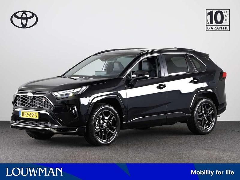 Attitude black metallic (donker zwart metallic) Gebruikt 2025 Toyota RAV4 Sport SUV | € 55.945 (Eerlijke prijs) - Afbeelding 1/3