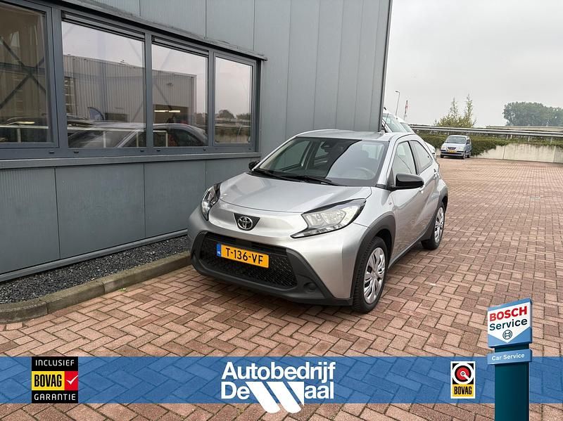 Grijs Gebruikt 2023 Toyota Aygo X Play SUV | € 15.950 - Afbeelding 1/4