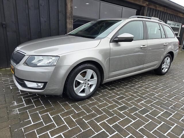 Beige (metallic) Occasion 2014 Skoda Octavia Business Line Stationwagen | € 4.495 - Afbeelding 1/4