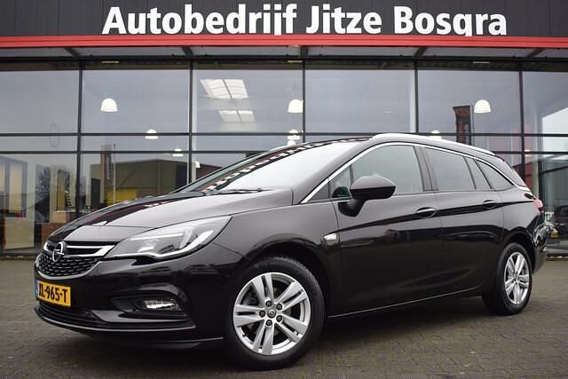 Zwart (metallic) Occasion 2019 Opel Astra Edition Stationwagen | € 11.950 (Eerlijke prijs) - Afbeelding 1/4