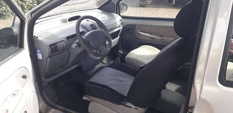 Zilver Occasion 2003 Renault Twingo Hatchback | € 1.250 (Eerlijke prijs) - Afbeelding 1/4