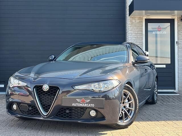 Grijs Gebruikt 2017 Alfa Romeo Giulia Super Sedan | € 18.995 (Duur) - Afbeelding 1/4