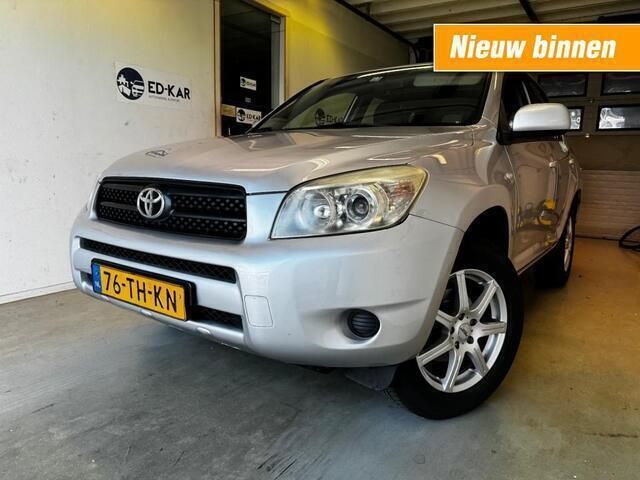 Grijs, metallic lak Gebruikt 2006 Toyota RAV4 Terra SUV | € 7.295 (Eerlijke prijs) - Afbeelding 1/4