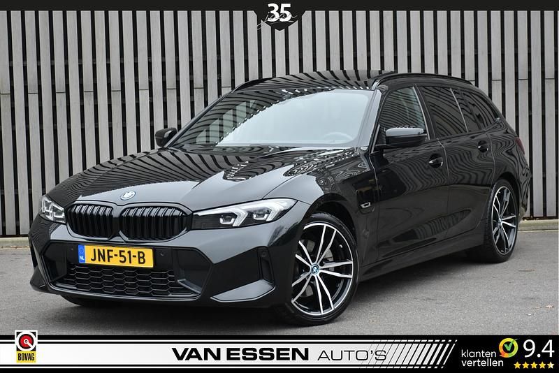 Zwart Occasion 2023 BMW 320e M Sport Stationwagen | € 36.795 (Eerlijke prijs) - Afbeelding 1/4