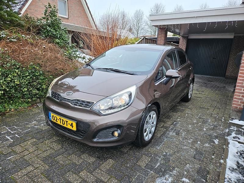 Bruin (metallic) Occasion 2012 Kia Rio Plus Hatchback | € 4.950 (Goede deal) - Afbeelding 1/4
