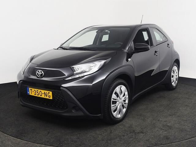 Zwart Gebruikt 2023 Toyota Aygo Play Hatchback | € 15.200 (Eerlijke prijs) - Afbeelding 1/4