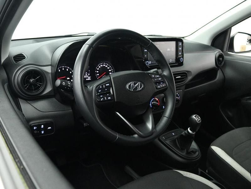 Occasion Hyundai i10 Comfort 67 PK (49 kW) 2023 Sleek silver (grijs metallic) Hatchback