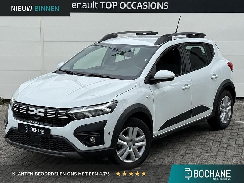 Wit Gebruikt 2024 Dacia Sandero Comfort Hatchback | € 23.740 (Eerlijke prijs) - Afbeelding 1/4