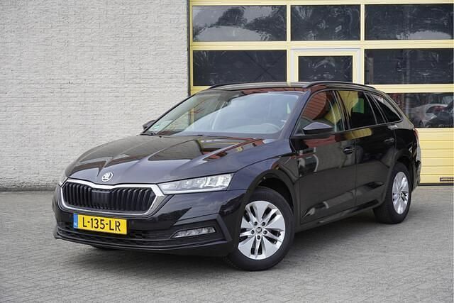 Zwart Gebruikt 2021 Skoda Octavia Business Line Stationwagen | € 12.950 (Goede deal) - Afbeelding 1/4