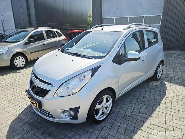 Grijs Gebruikt 2012 Chevrolet Spark LT Hatchback | € 1.999 (Eerlijke prijs) - Afbeelding 1/4