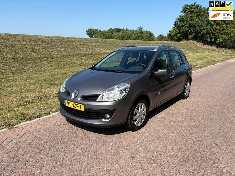 Grijs Gebruikt 2009 Renault Clio GrandTour Dynamique Stationwagen | € 1.850 (Eerlijke prijs) - Afbeelding 1/4