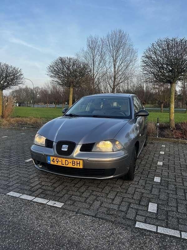Grijs Occasion 2002 Seat Ibiza Stella Hatchback | € 1.350 (Eerlijke prijs) - Afbeelding 1/4