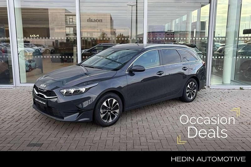 Grijs Occasion 2024 Kia Ceed Sportswagon Turbo Stationwagen | € 23.945 (Eerlijke prijs) - Afbeelding 1/4