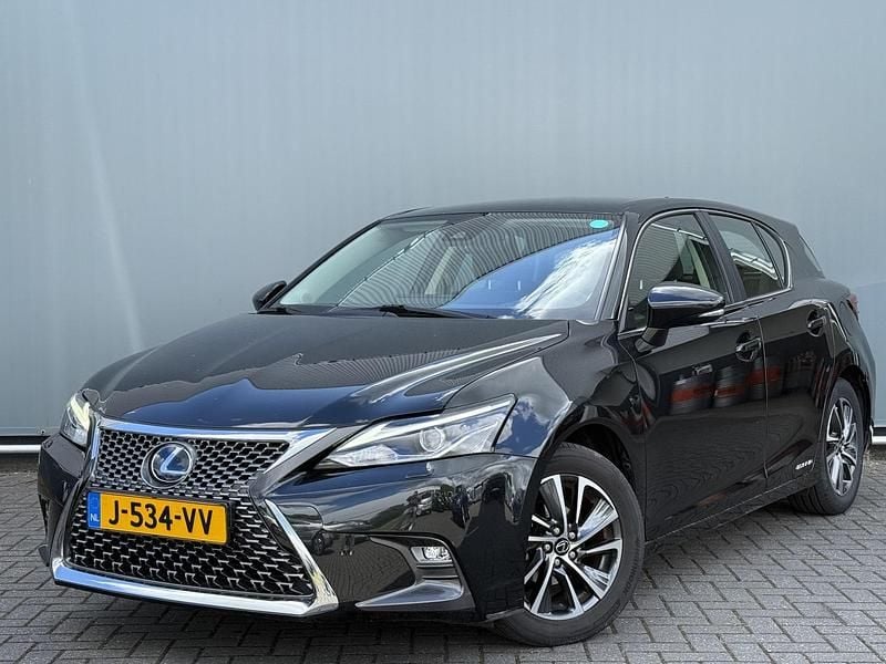 Zwart Gebruikt 2020 Lexus CT200h Hatchback | € 21.444 (Eerlijke prijs) - Afbeelding 1/3