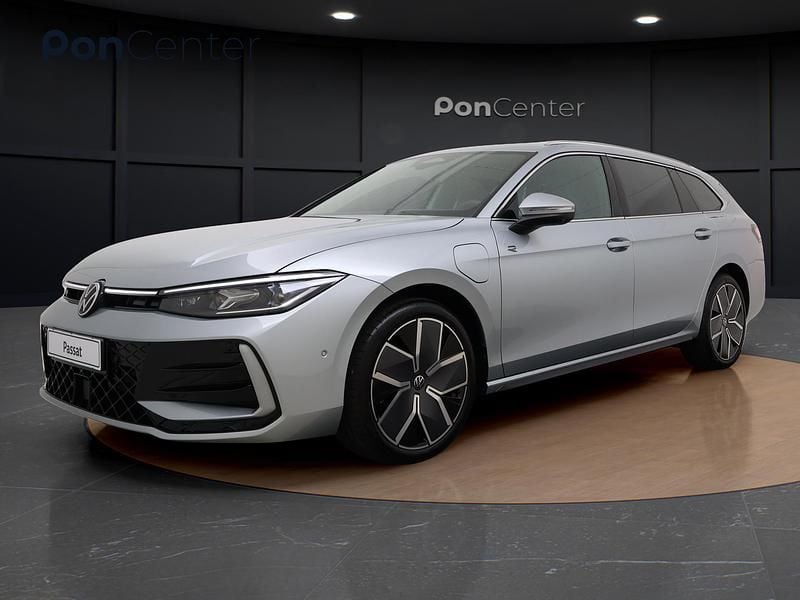 Zilver Nieuw 2025 VW Passat R-line Edition Stationwagen | € 53.950 (Super prijs) - Afbeelding 1/4