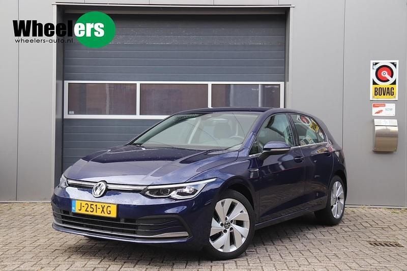Blauw Gebruikt 2020 VW Golf VIII Style Hatchback | € 22.995 (Goede deal) - Afbeelding 1/4