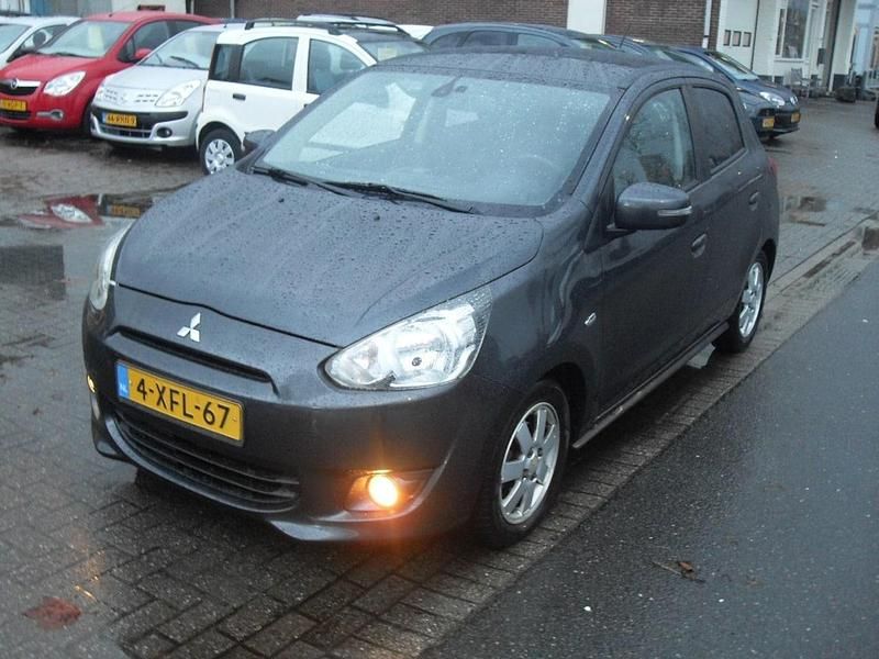 Grijs (metallic) Gebruikt 2014 Mitsubishi Space Star Intense Hatchback | € 3.650 (Eerlijke prijs) - Afbeelding 1/4