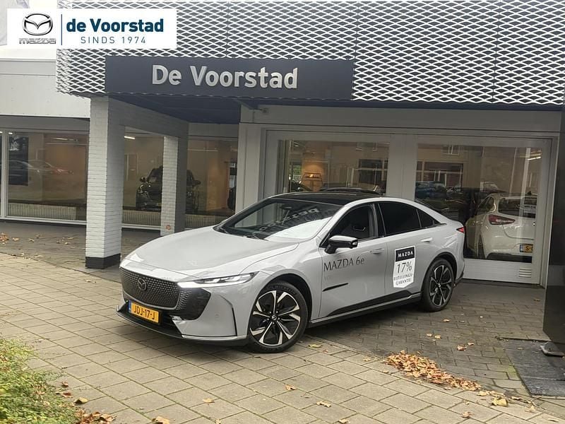 Grijs Gebruikt 2025 Mazda 6e Takumi-Line Hatchback | € 39.995 (Eerlijke prijs) - Afbeelding 1/4