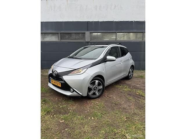 Grijs Gebruikt 2017 Toyota Aygo Hatchback | € 10.950 (Goede deal) - Afbeelding 1/4