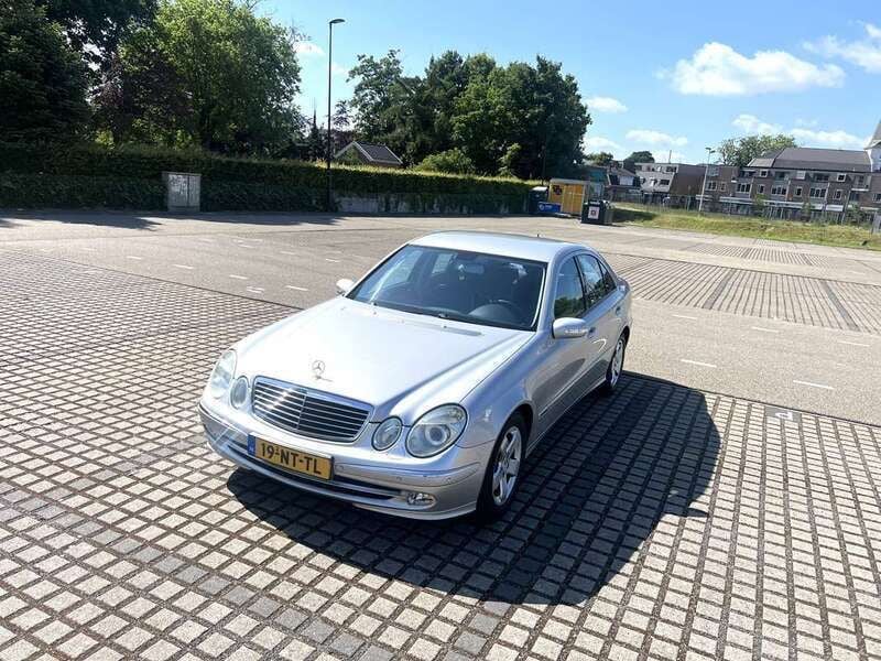 Grijs Gebruikt 2004 Mercedes E240 Avantgarde Sedan | € 5.000 (Eerlijke prijs) - Afbeelding 1/4